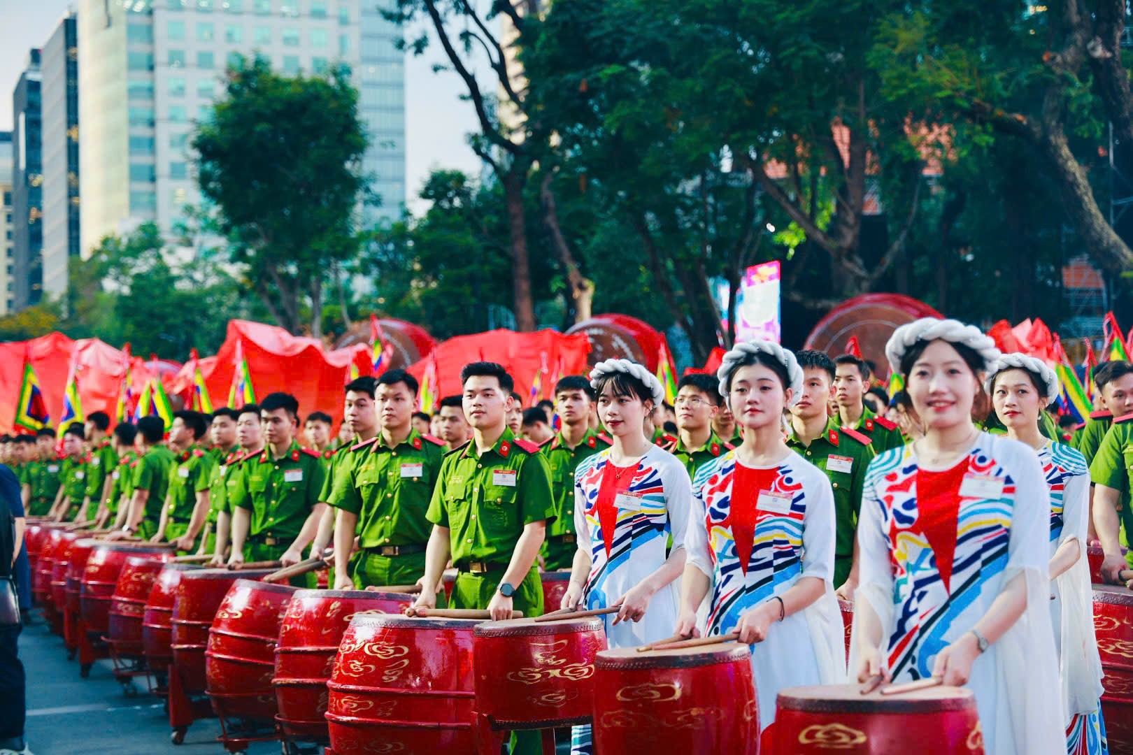 Màn trống hội 1.000 học viên Cảnh sát nhân dân khai hội 50 năm thống nhất đất nước - 10