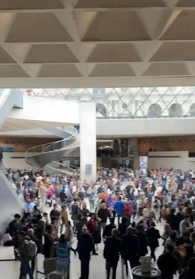 Nhân chứng kể lại giây phút hoảng loạn ở Louvre, du khách tháo chạy giữa vụ cướp thế kỷ- Ảnh 1.