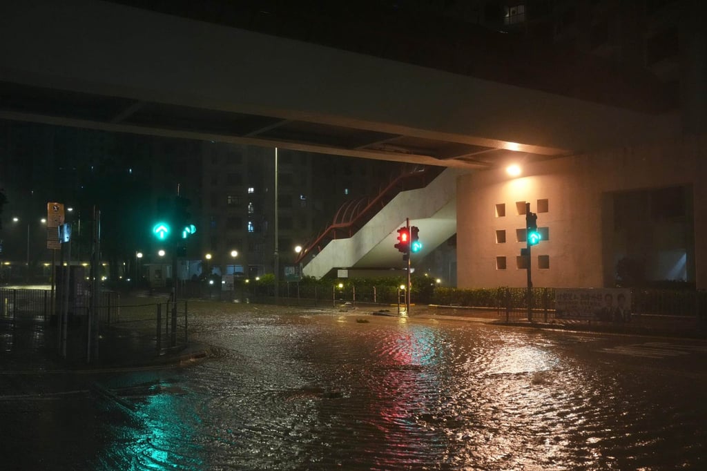 Siêu bão Ragasa: Sóng lớn