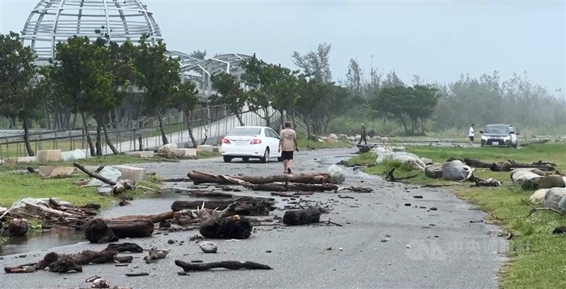 Siêu bão Ragasa cuốn trôi cầu ở Đài Loan (Trung Quốc), hơn 260 người bị mắc kẹt- Ảnh 2.