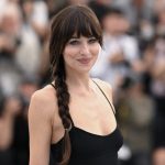 Sao Nữ Dakota Johnson Tuyên Bố: “Tôi Muốn Đóng Vai Kẻ Tâm Thần” dakota johnson dznqjpg
