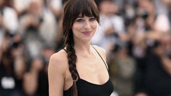 Sao Nữ Dakota Johnson Tuyên Bố: “Tôi Muốn Đóng Vai Kẻ Tâm Thần” dakota johnson dznqjpg