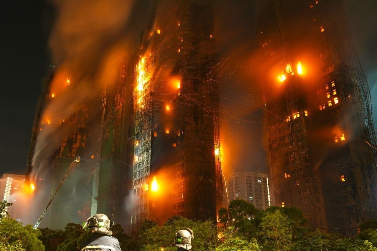 Vụ cháy chung cư ở Hong Kong: Vì sao đặc khu giàu có vẫn dùng giàn giáo từ thời Vạn Lý Trường Thành?- Ảnh 4. Vụ cháy chung cư ở Hong Kong: Vì sao đặc khu giàu có vẫn dùng giàn giáo từ thời Vạn Lý Trường Thành?- Ảnh 4.