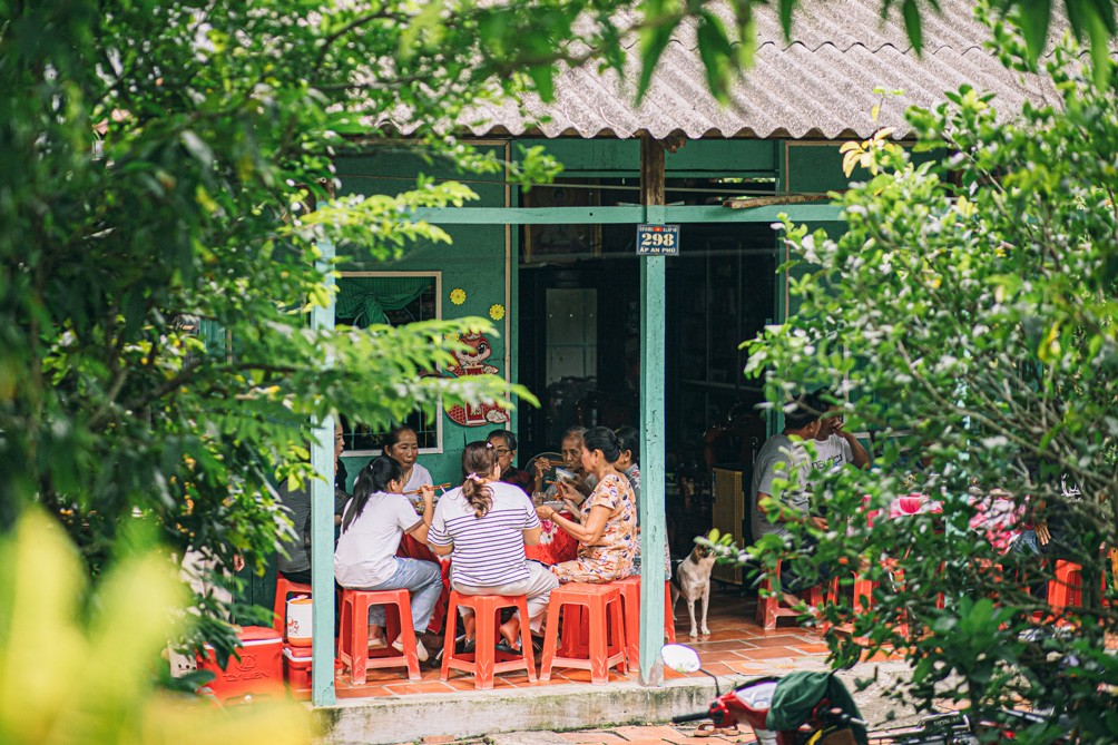 Đại gia đình quây quần ấm cúng trong ngày giỗ.