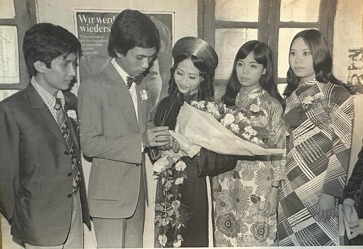 Nữ NSND là mỹ nhân phố cổ, từng làm tắc nghẽn phố Hàng Đào trong ngày cưới- Ảnh 5. Nữ NSND là mỹ nhân phố cổ, từng làm tắc nghẽn phố Hàng Đào trong ngày cưới- Ảnh 5.