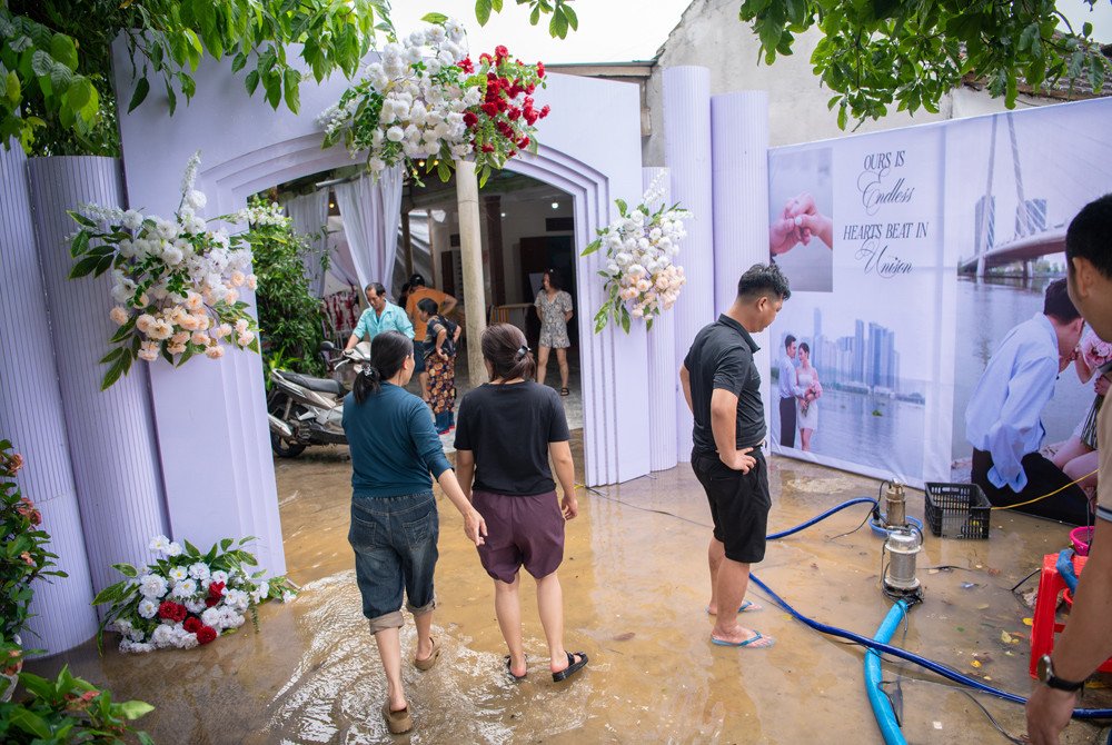 Video khách bì bõm lội nước đi ăn cưới ở Hà Tĩnh gây sốt mạng xã hội - 1