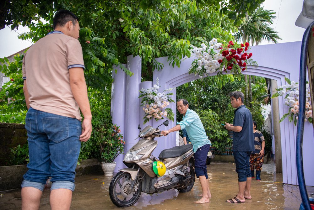 Khách khứa xắn quần, đi dép lê đến đám cưới 