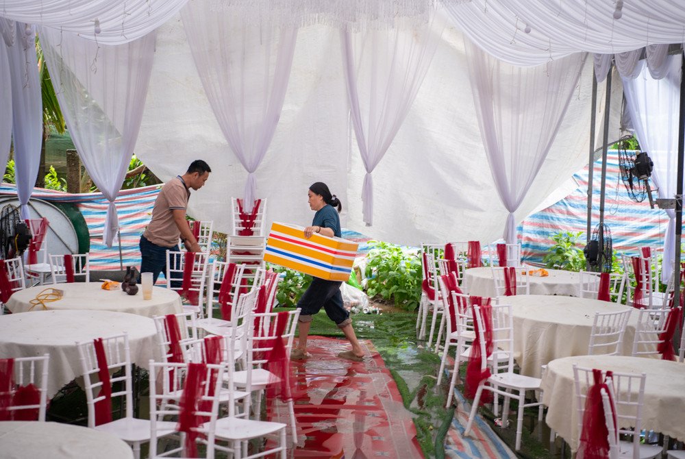 Video khách bì bõm lội nước đi ăn cưới ở Hà Tĩnh gây sốt mạng xã hội - 4