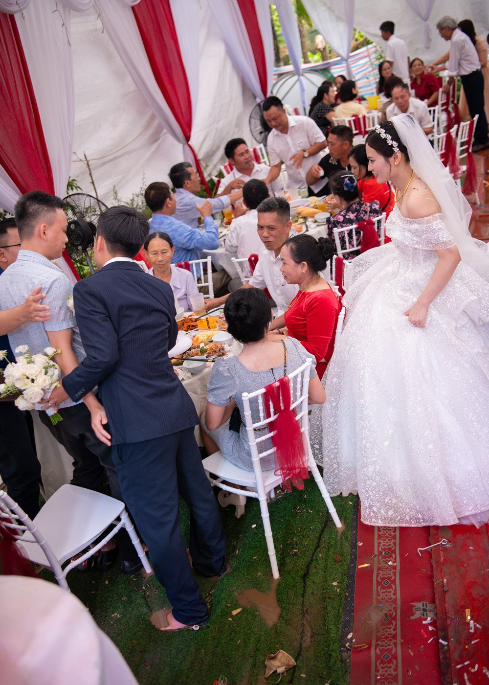 Video khách bì bõm lội nước đi ăn cưới ở Hà Tĩnh gây sốt mạng xã hội - 6