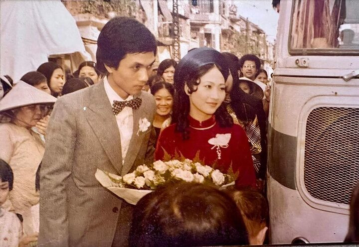 Nữ NSND là mỹ nhân phố cổ, từng làm tắc nghẽn phố Hàng Đào trong ngày cưới- Ảnh 4. Nữ NSND là mỹ nhân phố cổ, từng làm tắc nghẽn phố Hàng Đào trong ngày cưới- Ảnh 4.