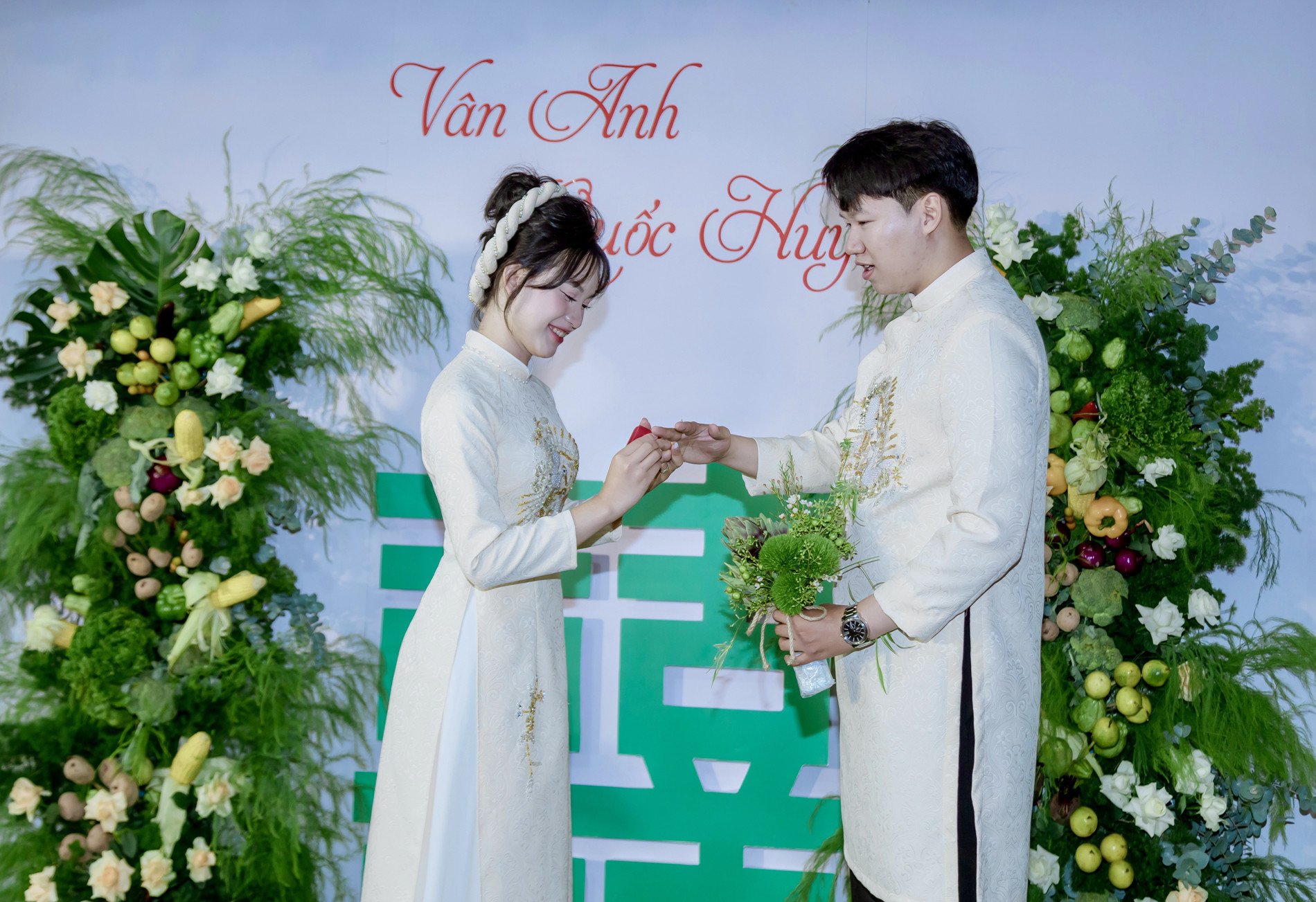 Cô dâu Lâm Đồng trang trí đám cưới bằng 500kg rau củ, cả họ ăn 1 tháng mới hết - 1