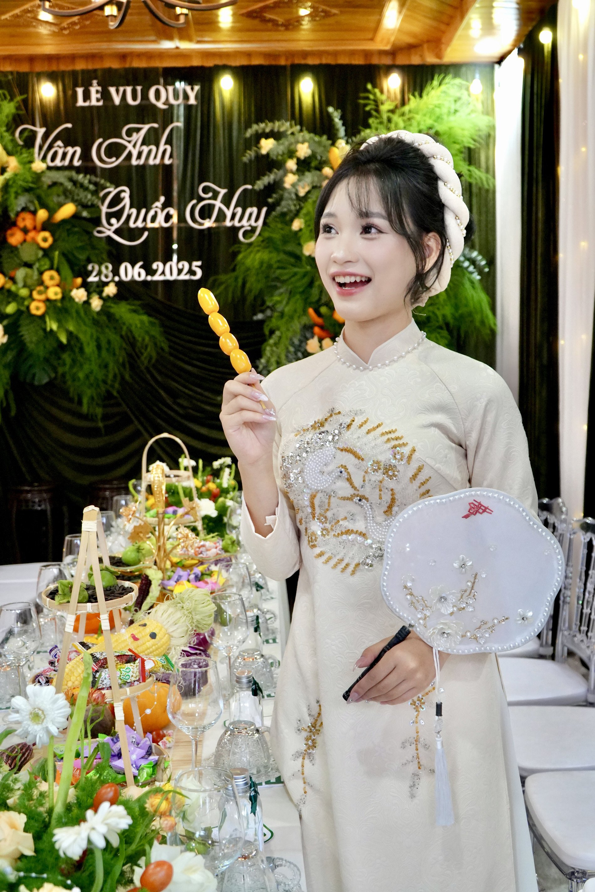 Vân Anh tranh thủ lưu giữ kỷ niệm trong ngày trọng đại của mình