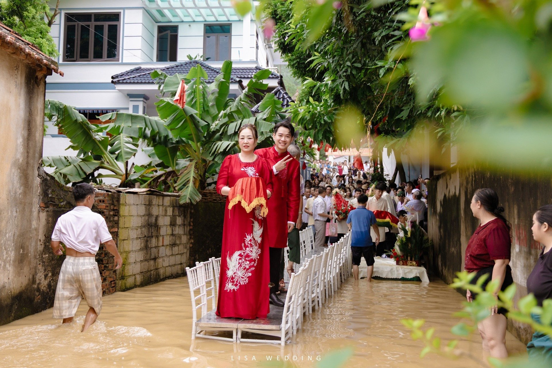 dam-cuoi-thanh-hoa-1-1759378276-373-width1920height1280 Hàng xóm làm thuyền hoa 'thần tốc' giúp nhà trai vượt ngập rước dâu ở Thanh Hóa - 1