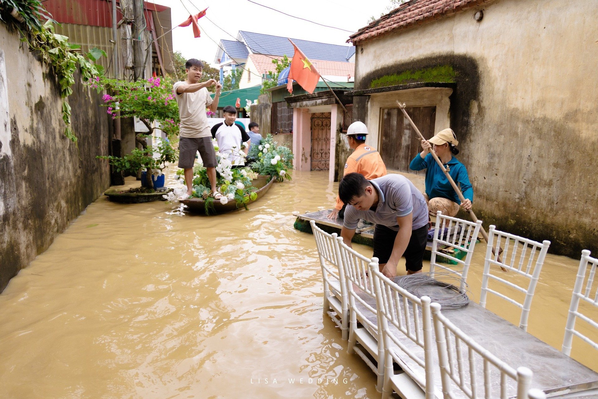 dam-cuoi-thanh-hoa-4-1759378246-203-width1920height1280 Mọi người nhiệt tình chuẩn bị để đám cưới diễn ra suôn sẻ