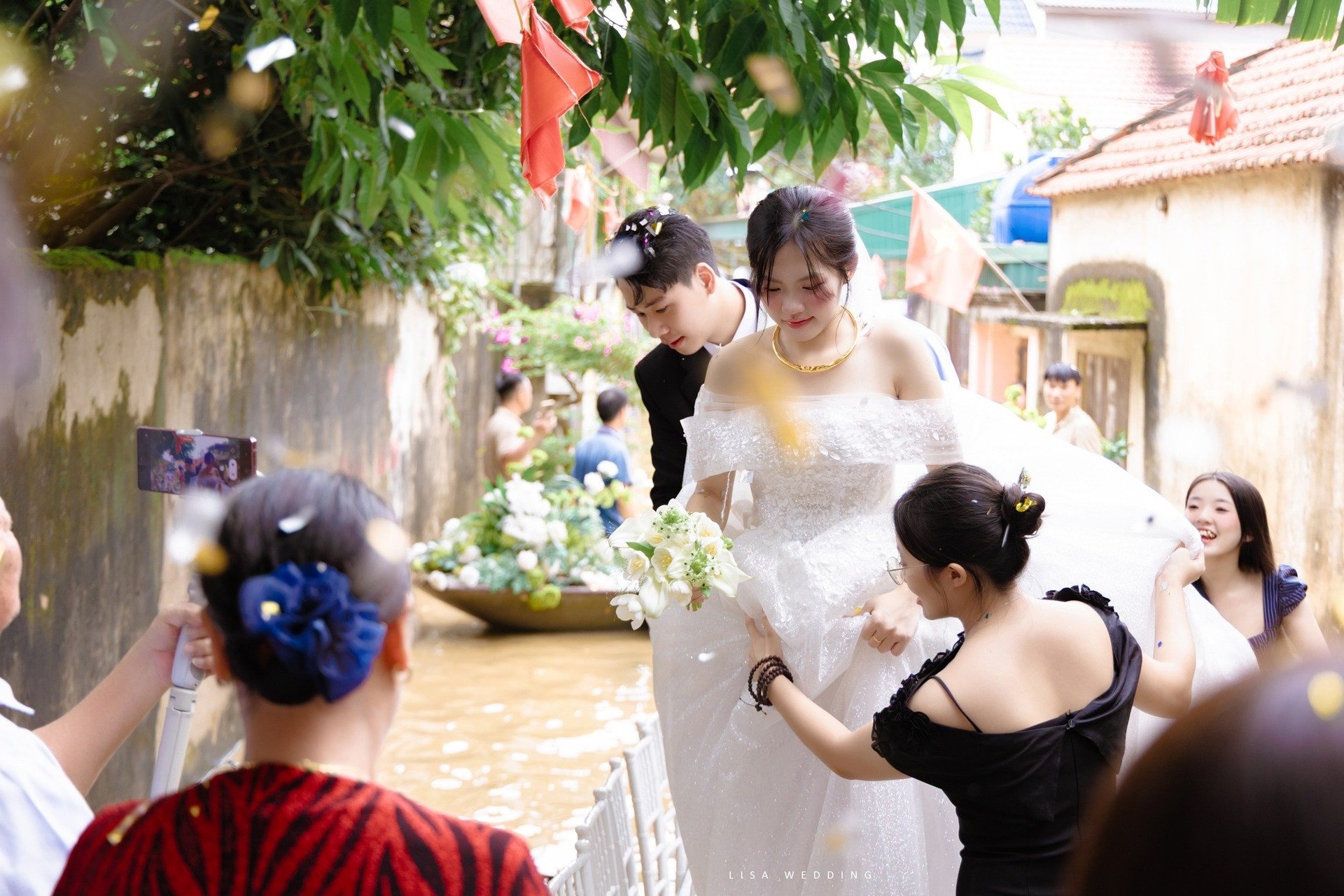 dam-cuoi-thanh-hoa-5-1759378312-909-width1920height1280 Hàng xóm làm thuyền hoa 'thần tốc' giúp nhà trai vượt ngập rước dâu ở Thanh Hóa - 7