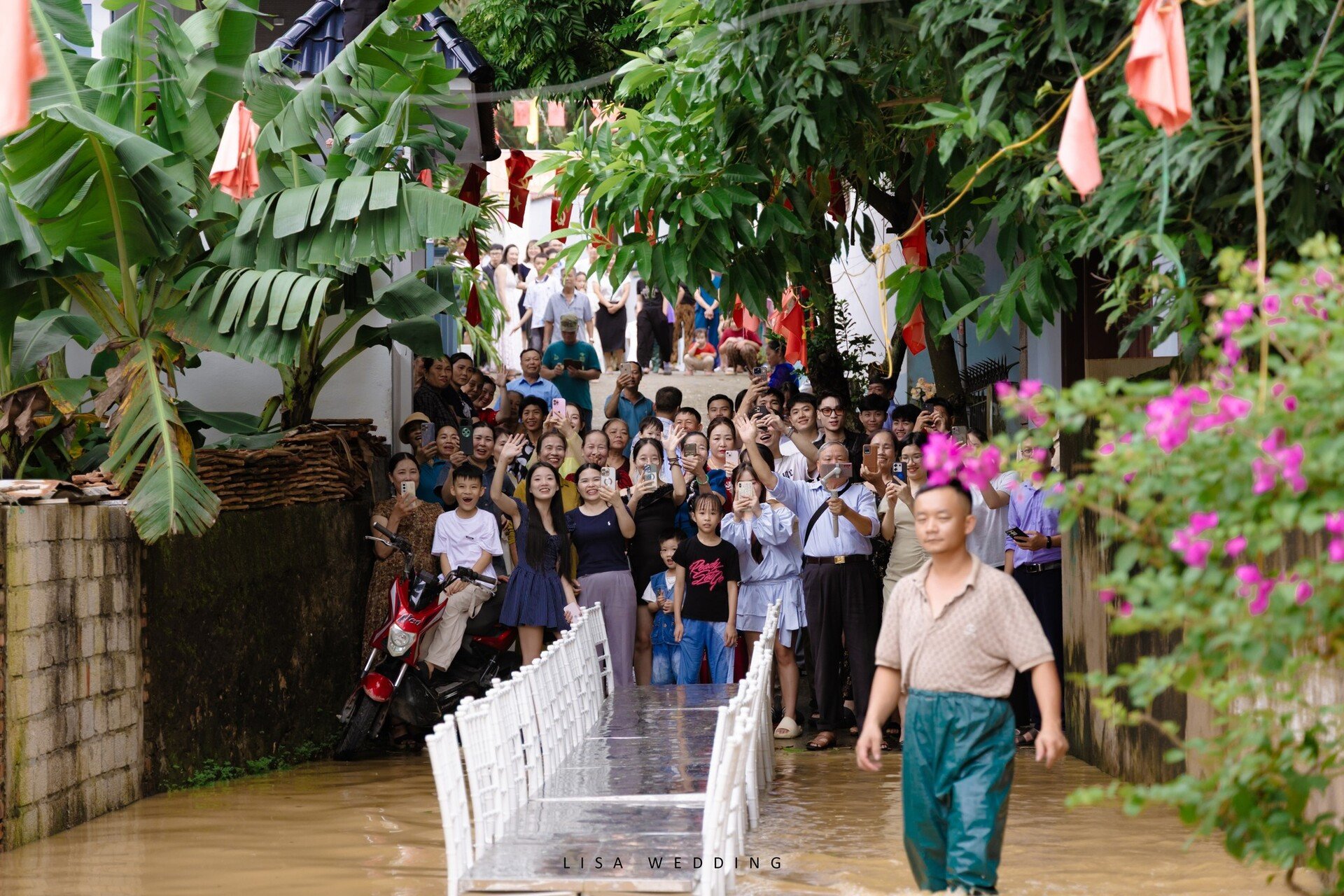 dam-cuoi-thanh-hoa-6-1759378312-561-width1920height1280 Bạn bè, người thân đến đông đủ để chúc phúc đôi bạn trẻ