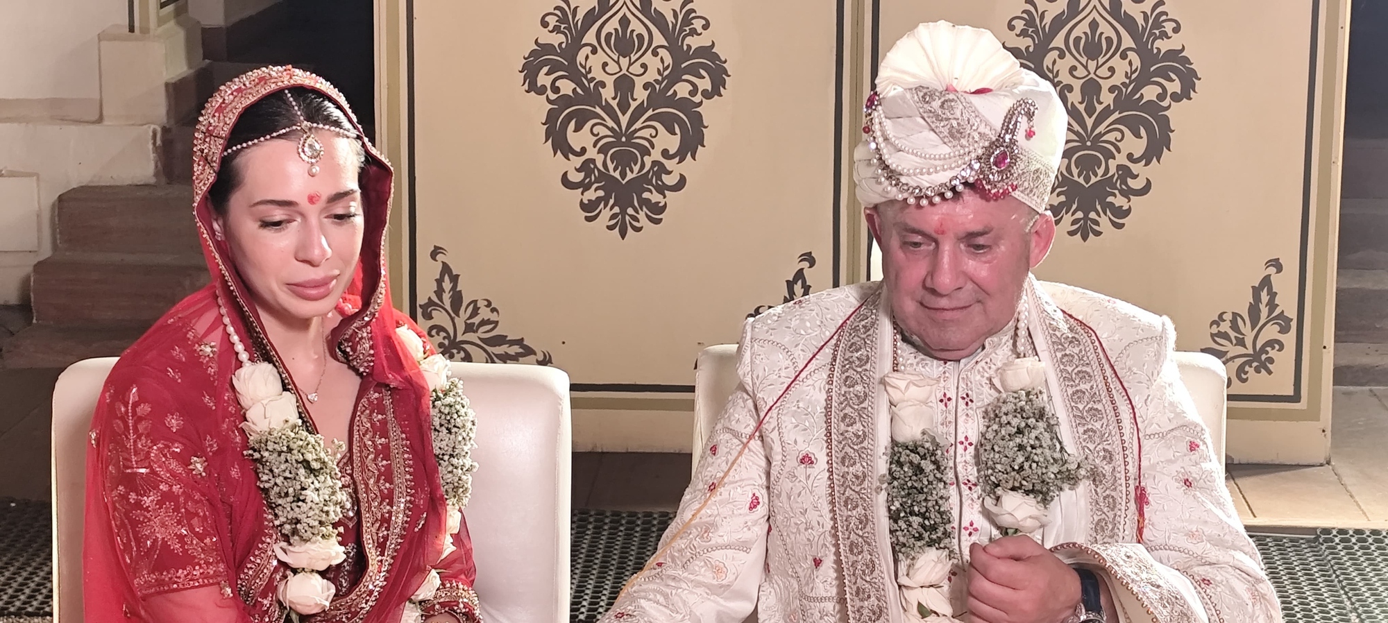 Chú rể 72 tuổi kết hôn với cô dâu 27 tuổi, đám cưới ở nơi đặc biệt- Ảnh 1.