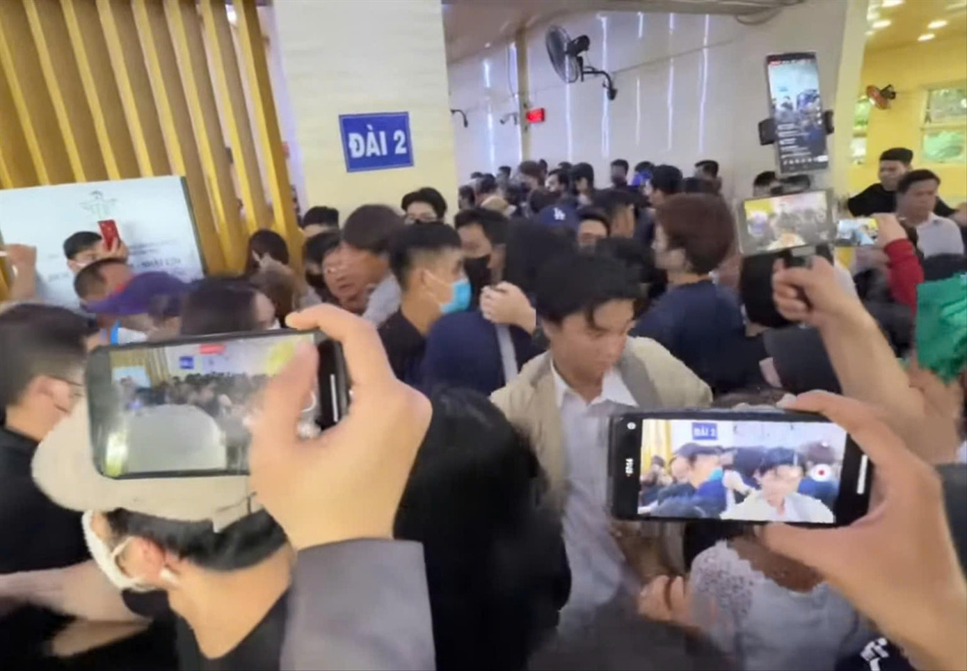 Câu view cả nỗi đau: Lệch chuẩn trong xã hội số- Ảnh 2. Câu view cả nỗi đau: Lệch chuẩn trong xã hội số- Ảnh 2.