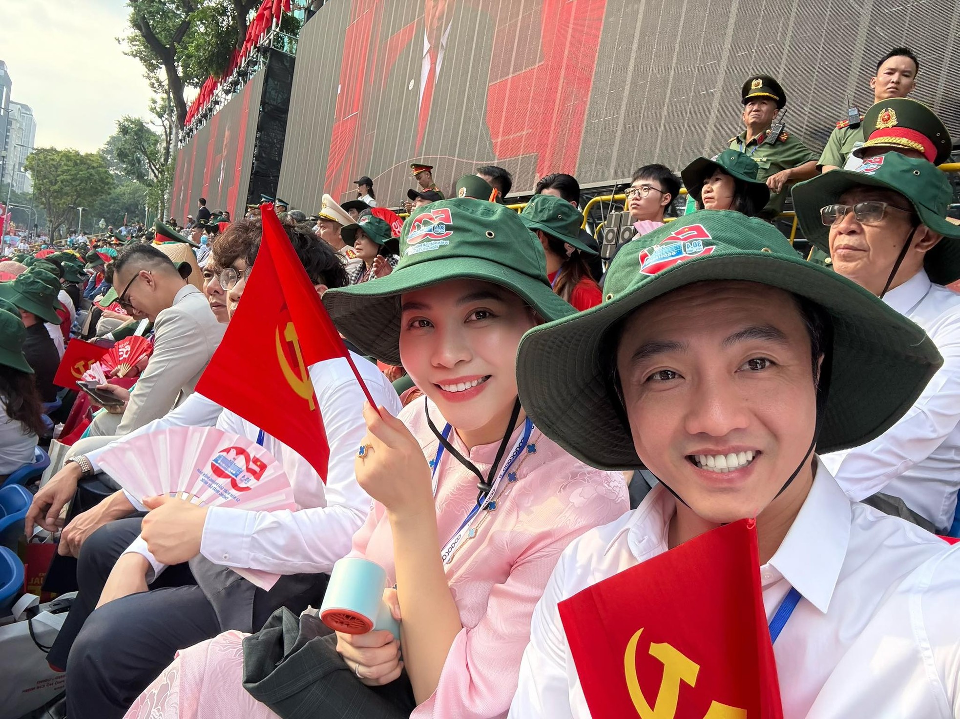 1 chi tiết đặc biệt trong bức ảnh của Hà Tăng và chồng doanh nhân khi xem diễu binh, diễu hành 30/4 gây sốt- Ảnh 3.