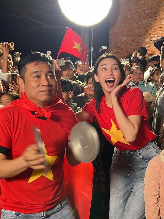 Hoa hậu Thùy Tiên (phải) cùng bạn bè xuống đường ở Đăk Lăk mừng chiến thắng.