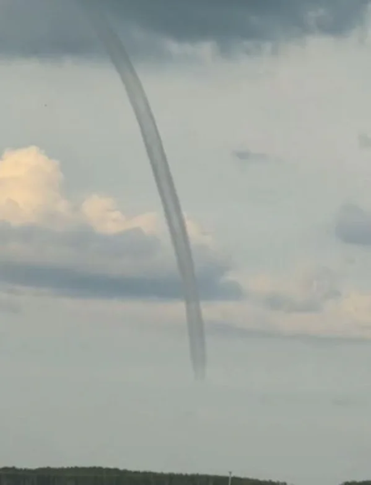 Đang đi dạo, người dân phát hiện cảnh tượng nổi da trên bầu trời- Ảnh 1.