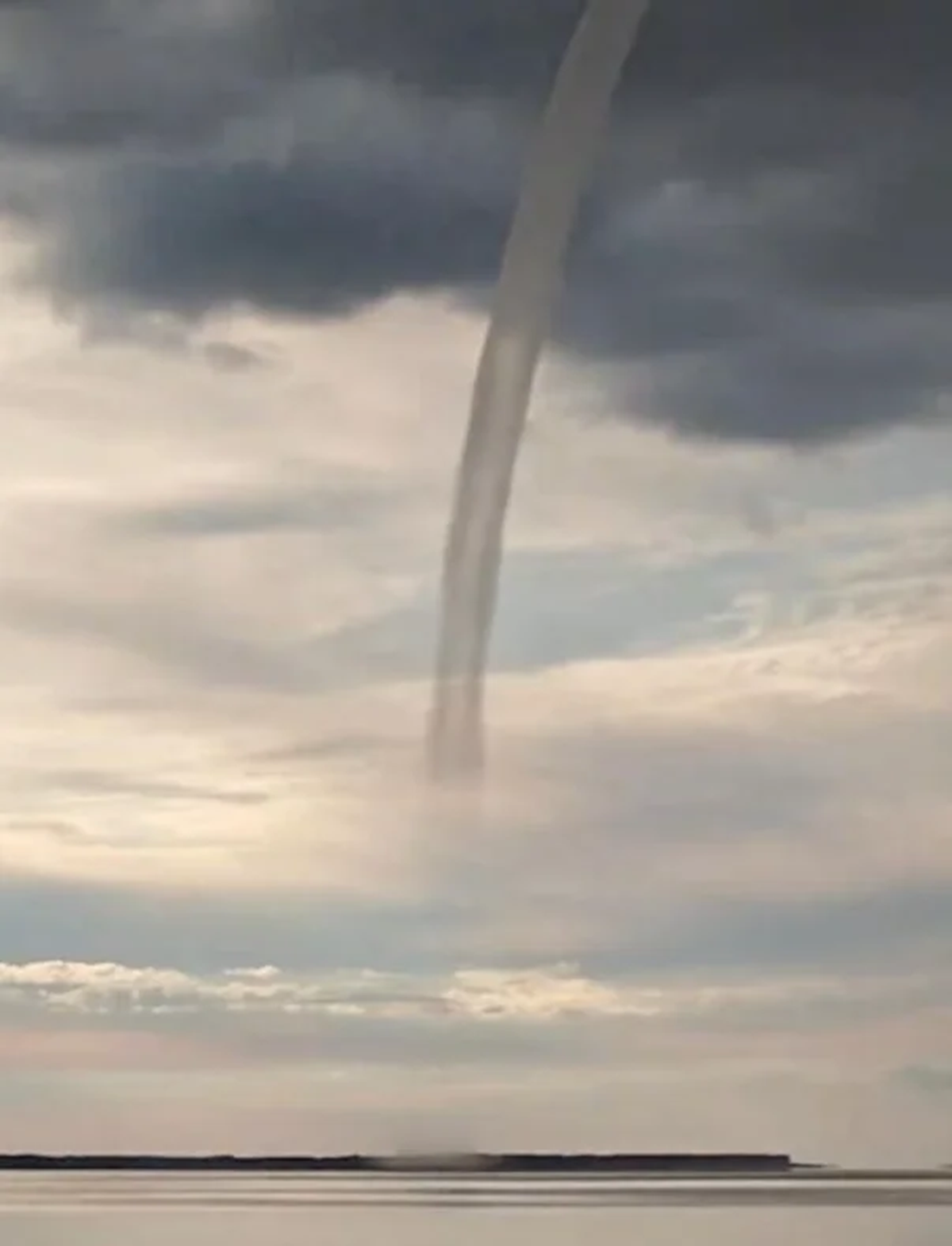 Đang đi dạo, người dân phát hiện cảnh tượng nổi da trên bầu trời- Ảnh 2.