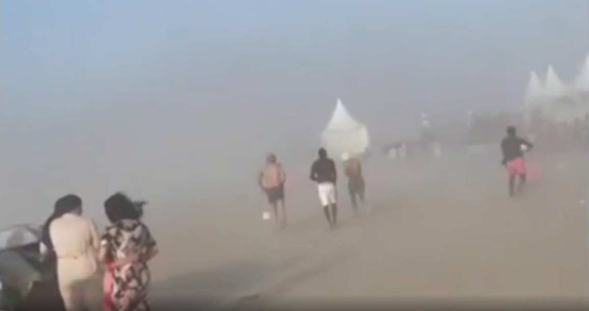 Đang tắm biển, người dân bất ngờ thấy cảnh tượng nổi da gà- Ảnh 1.