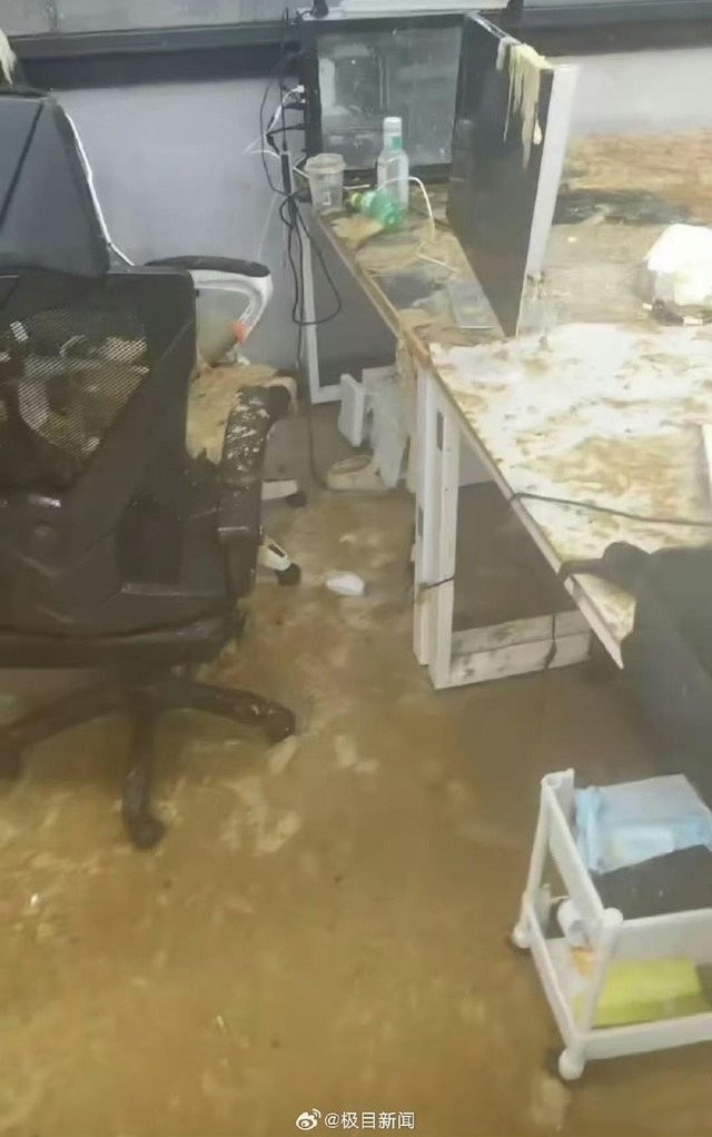 Đang học trong lớp, nữ sinh bất ngờ bị 'biển' nước thải dội xuống đầu - 1