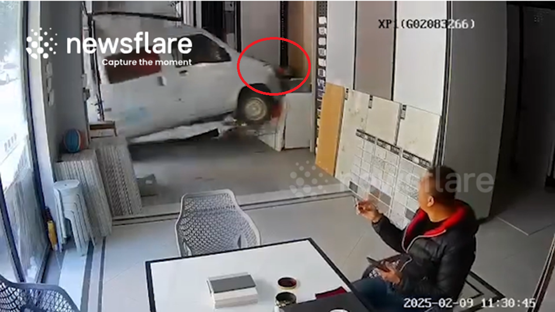 Đang ngồi hút thuốc, nam thanh niên Đang ngồi hút thuốc, nam thanh niên