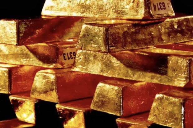 Đang nhổ cỏ, ông nông dân vô tình đào được chiếc hộp chứa 70kg vàng- Ảnh 1. Đang nhổ cỏ, ông nông dân vô tình đào được chiếc hộp chứa 70kg vàng- Ảnh 1.