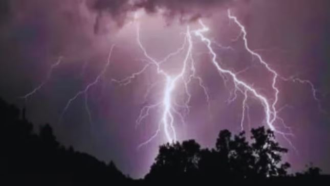 Đang nói chuyện điện thoại, nam thanh niên 30 tuổi bị sét đánh tử vong- Ảnh 1.