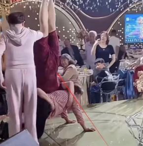 Đang tổ chức đám cưới, mẹ chú rể có hành động Đang tổ chức đám cưới, mẹ chú rể có hành động