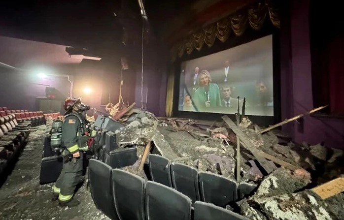 Đang xem phim trong rạp thì nghe tiếng động lạ, cảnh tượng sau đó khiến cặp đôi hãi hùng- Ảnh 2. Đang xem phim trong rạp thì nghe tiếng động lạ, cảnh tượng sau đó khiến cặp đôi hãi hùng- Ảnh 2.