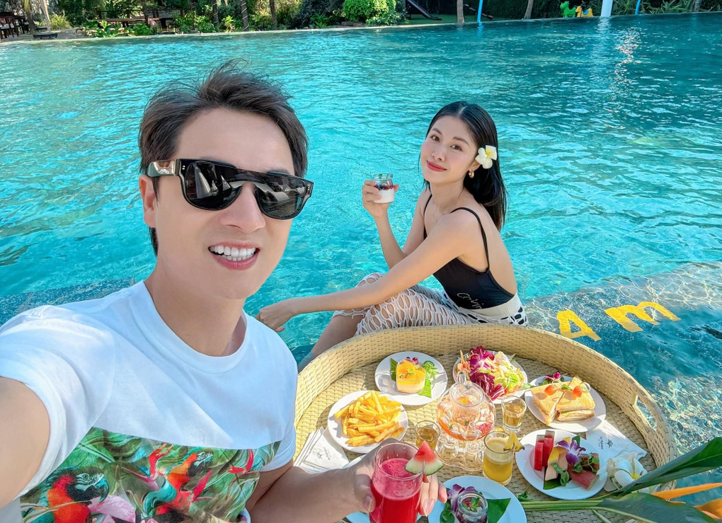 Sao nam Vbiz mắc bệnh lạ cực nguy hiểm: Ngủ dậy bị điếc 1 bên tai, cứ đứng là ngã- Ảnh 9. Sao nam Vbiz mắc bệnh lạ cực nguy hiểm: Ngủ dậy bị điếc 1 bên tai, cứ đứng là ngã- Ảnh 9.