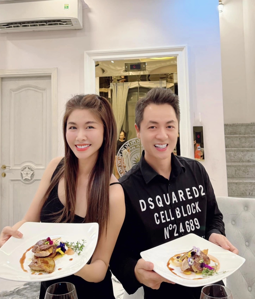 Sao nam Vbiz mắc bệnh lạ cực nguy hiểm: Ngủ dậy bị điếc 1 bên tai, cứ đứng là ngã- Ảnh 11. Sao nam Vbiz mắc bệnh lạ cực nguy hiểm: Ngủ dậy bị điếc 1 bên tai, cứ đứng là ngã- Ảnh 11.