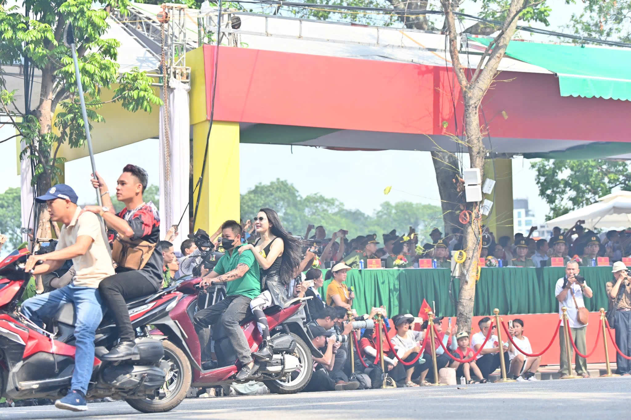 danh-11-1754805127-729-width2048height1365 Danh tính nữ Cảnh sát giao thông kẹp cổ