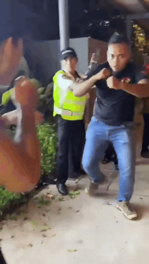 Thách đấu với người đàn ông, nhân viên bảo vệ cao lớn bị đo ván, biết danh tính đối phương mới ngã ngửa- Ảnh 2.