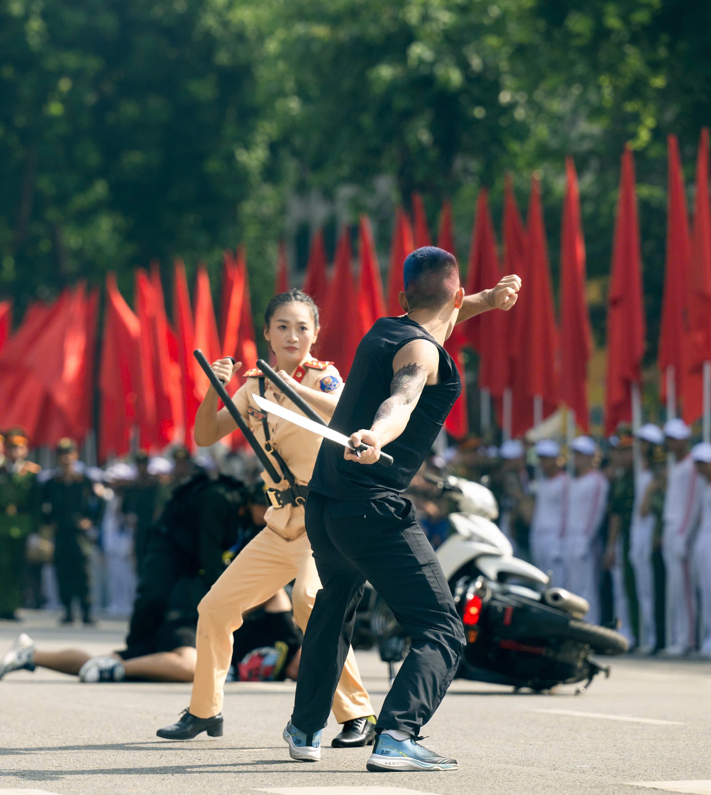 danh-20-1754808806-636-width2290height2560 Danh tính nữ Cảnh sát giao thông kẹp cổ