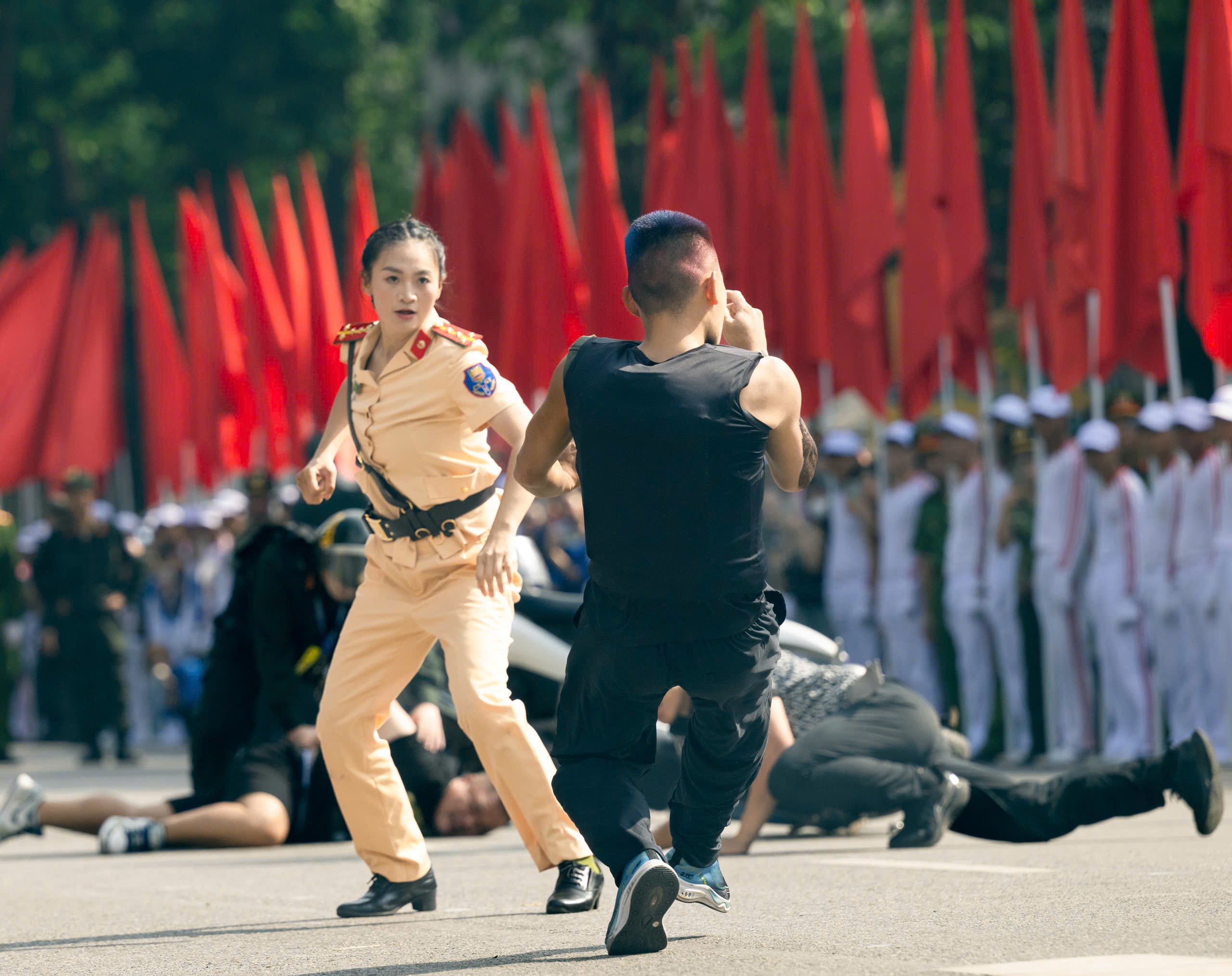 danh-30-1754808901-938-width2560height2028 Danh tính nữ Cảnh sát giao thông kẹp cổ