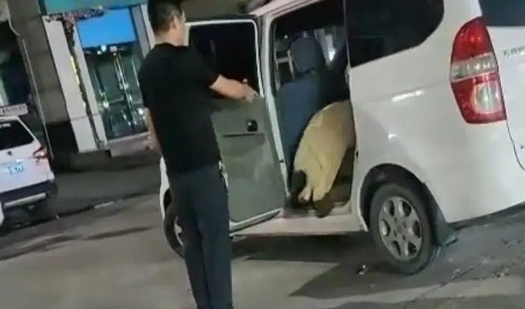 danhcon-891-1754973809-256-width751height443 Bố đạp vào người con gái rồi ép con lên xe. Ảnh: 163