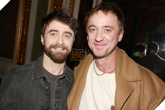 Nam Dien Vien Daniel Radcliffe Va Tom Felton Hoi Ngo Sau 7 Nam, Trao Nhau Cai Om Xuc Dong Hình ảnh diễn viên Daniel Radcliffe và Tom Felton hội ngộ gần đây.