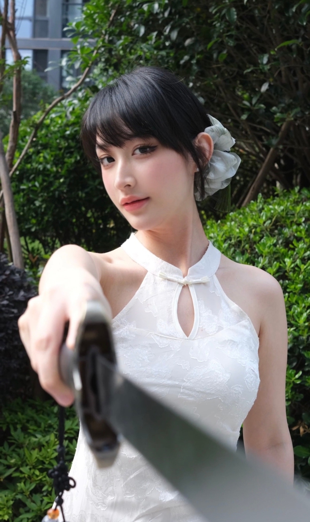 Cô sở hữu nhan sắc xinh đẹp, vóc dáng và phong cách thời trang cũng gợi cảm