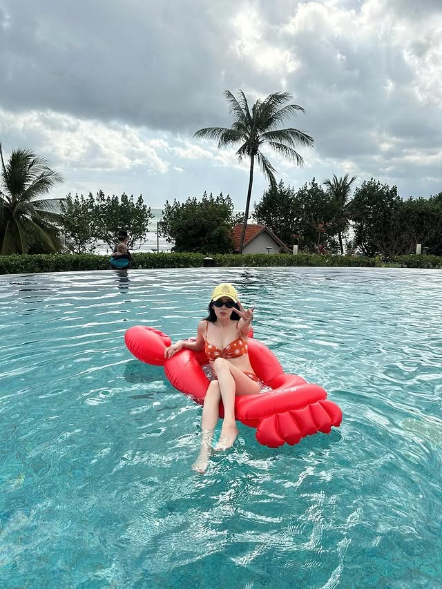 Dara (2NE1) xả ảnh bikini nóng bỏng mắt: Xứng danh