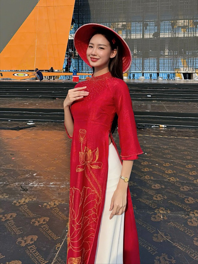 Nghệ sĩ Việt rộ trào lưu thời trang yêu nước- Ảnh 5.