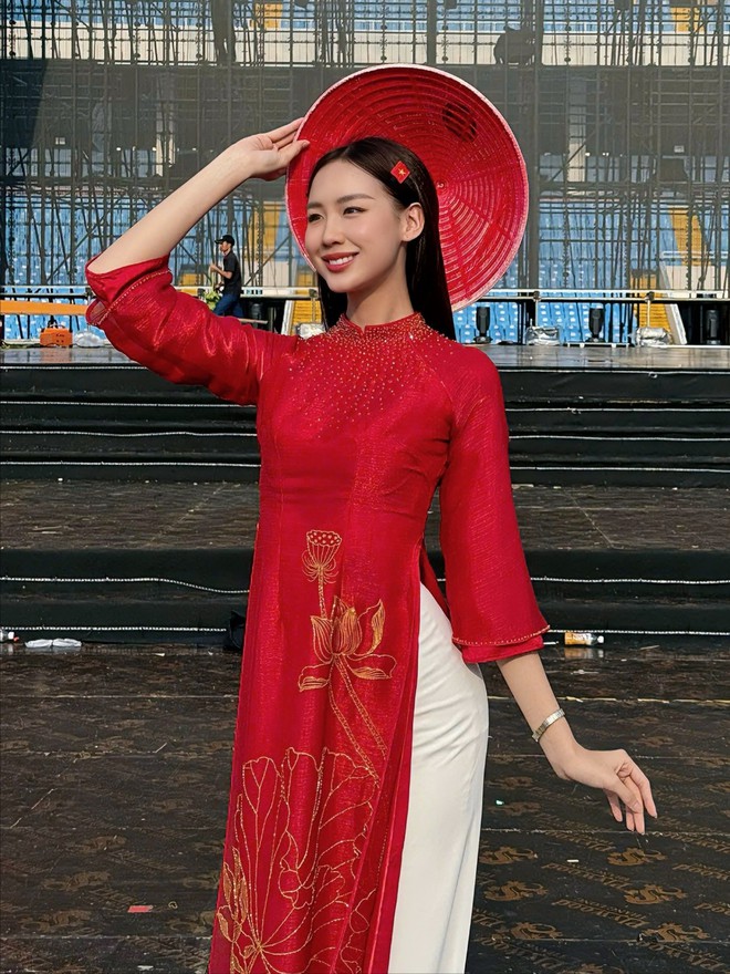 Nghệ sĩ Việt rộ trào lưu thời trang yêu nước- Ảnh 6.