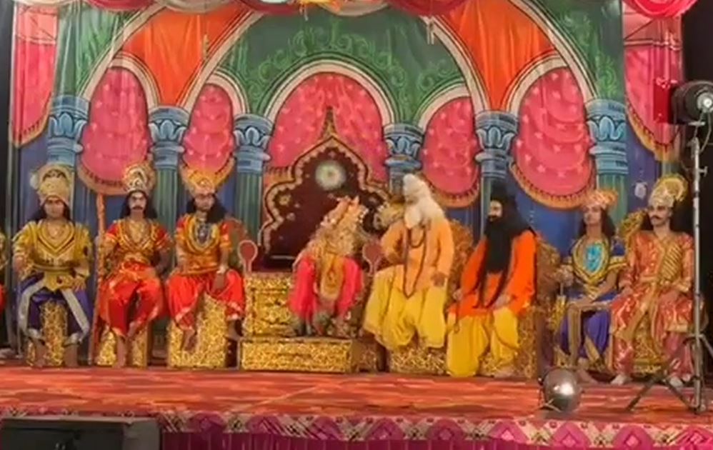 Đang diễn kịch trên sân khấu, nam diễn viên tử vong vì lên cơn đau tim- Ảnh 1. Đang diễn kịch trên sân khấu, nam diễn viên tử vong vì lên cơn đau tim- Ảnh 1.