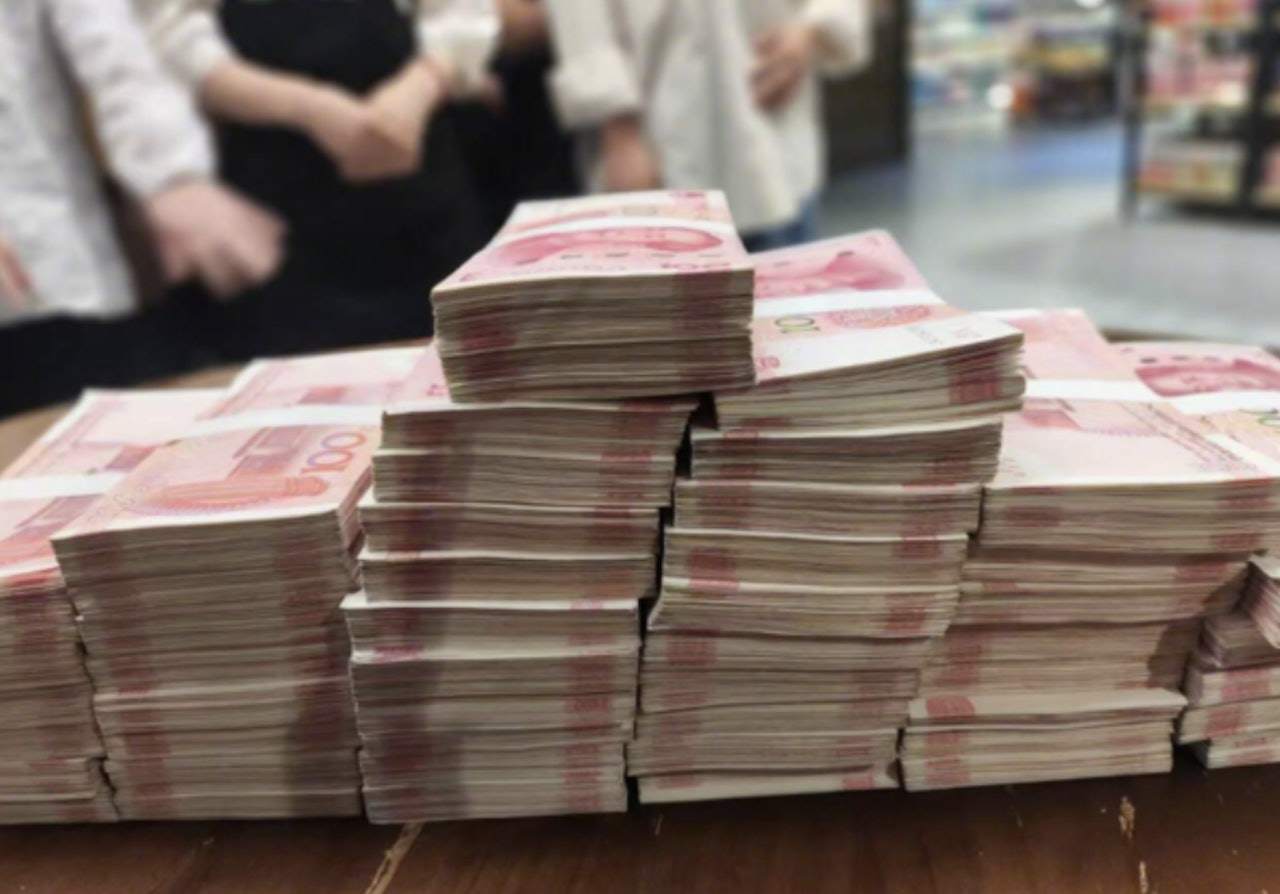 Đầu tư vàng thắng đậm, ông chủ phát thưởng 35 tỷ cho tất cả nhân viên - 2