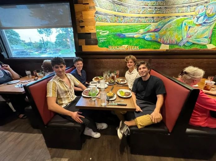 17 tuổi, chàng trai kiếm 1,12 triệu USD/tháng, trả lương cho 12 nhân viên nhờ một App AI- Ảnh 3. 17 tuổi, chàng trai kiếm 1,12 triệu USD/tháng, trả lương cho 12 nhân viên nhờ một App AI- Ảnh 3.