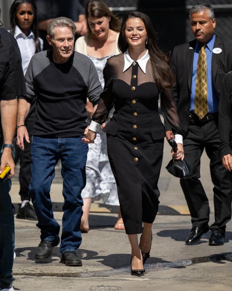 Drama chấn động tại đám cưới Selena Gomez: Mẹ ruột kêu gào kể khổ bị nữ ca sĩ hắt hủi không thương tiếc!- Ảnh 1. Drama chấn động tại đám cưới Selena Gomez: Mẹ ruột kêu gào kể khổ bị nữ ca sĩ hắt hủi không thương tiếc!- Ảnh 1.