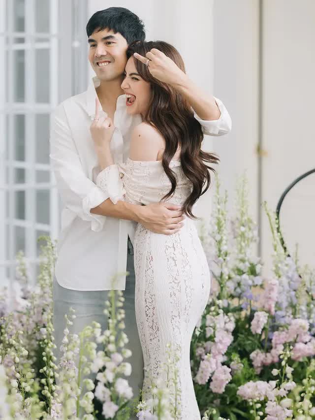 8 bức ảnh Mai Davika được cầu hôn như trong truyện cổ tích, nhẫn kim cương to tới mức 8 bức ảnh Mai Davika được cầu hôn như trong truyện cổ tích, nhẫn kim cương to tới mức